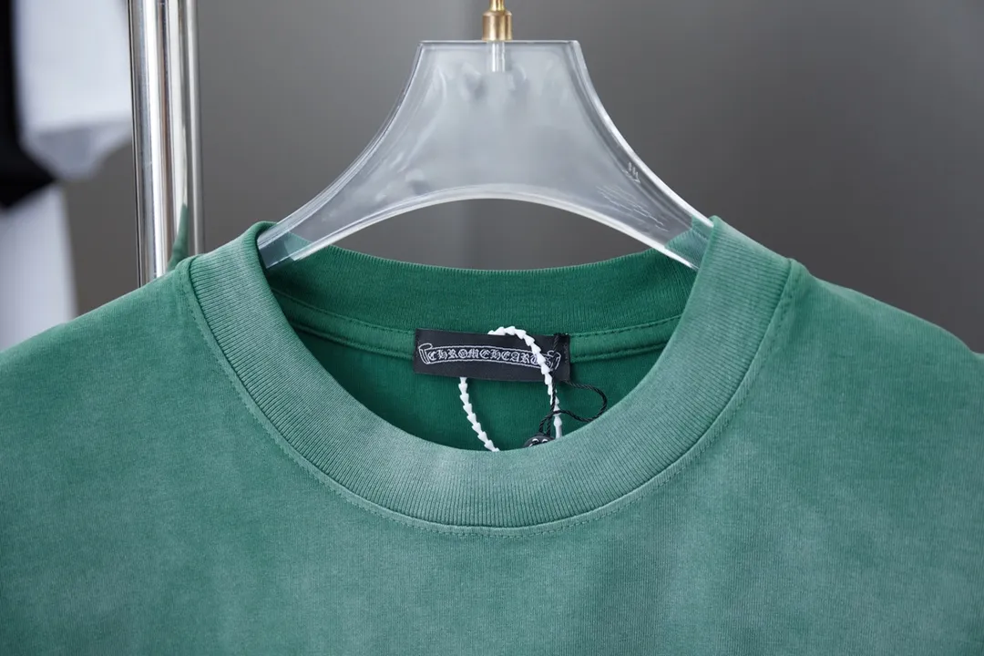 🅿️210 Chrome Hearte 25SS early spring new style, thick version with hot diamond short sleeves, light luxury, essential item for daily commuting for men and women, correct version, welcome to compare, detailed features · 280 grams of 100% pure cotton double yarn jersey fabric · Special thickened 32 pieces of double-strand 1X1 thread in the same vat custom dyeing · Imported Australian matte pearl diamonds ➕Thick version of three-dimensional wow glue cross. Ready-to-wear dyeing Then do the faded fried snowflake process, then wash it to make it look old. Common washing improves the effect · Double-needle sewing process · Original main mark, washed tag, brand moisture-proof paper packaging Color: black/white/green/blue Size: S/M/L/XL